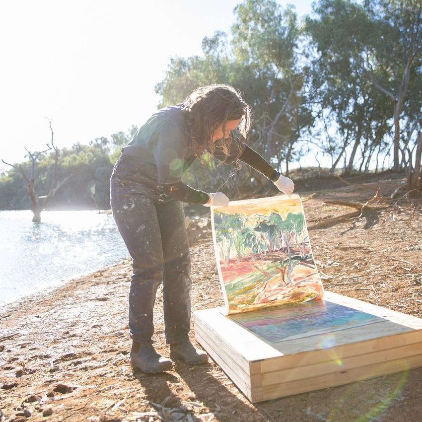 Nicole Kelly working en plain air at Fowlers Gap